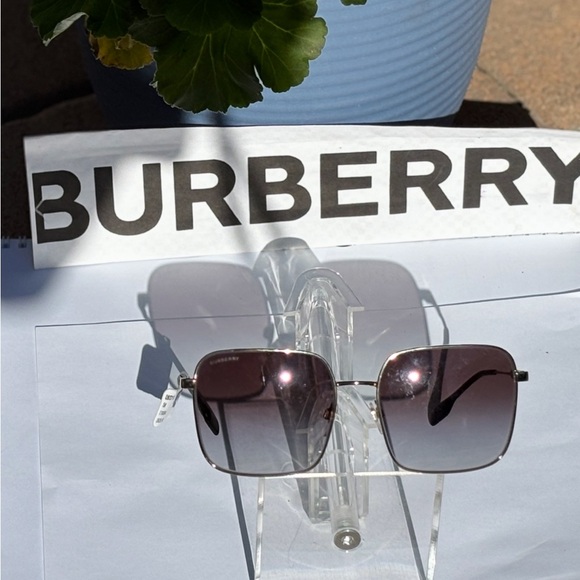 New Burberry B3133 1109/8E Daphne Gold Square Sunglasses - Picture 13 of 13